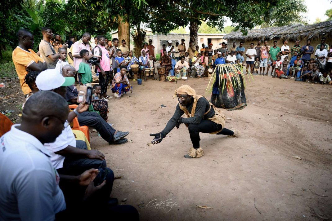 La danse du Saaplô dans le village de Tibéita, dans le centre de la Côte d’Ivoire. @Gil Giuglio