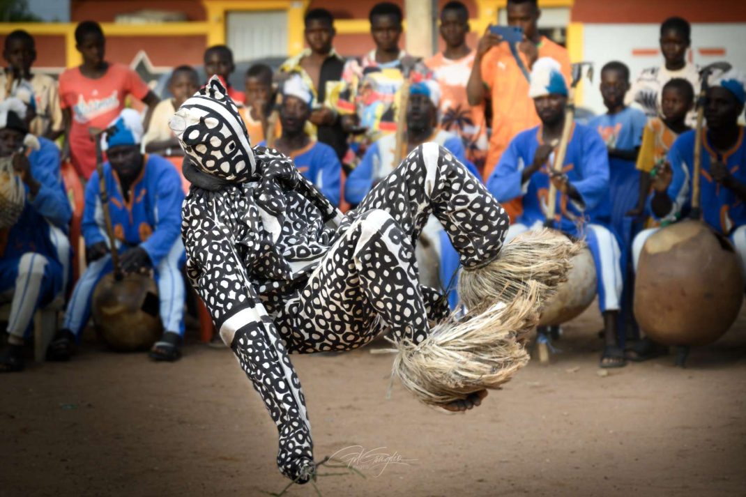 La danse des hommes-panthères, dans le village de Waraniené, proche de Korhogo (nord de la Côte d'Ivoire) @ Gil Giuglio