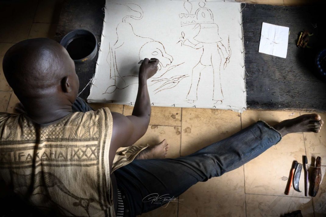 peinture sur toile dans le village de Fakaha. @Gil Giuglio
