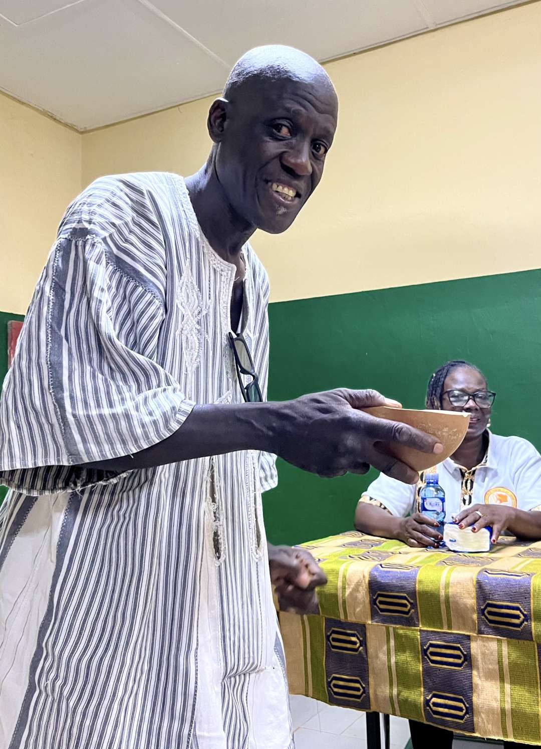 Dans le Nord, un guide local tient dans ses mains le "tchapalo", boisson servie aux visiteurs en guide de bienvenue.