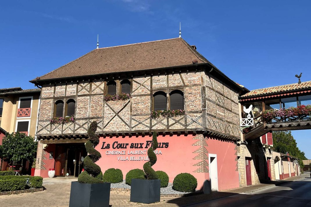 La Cour aux Fleurs (Cinespace Laurent Gerra - Villa Bellevue) à Vonnas.