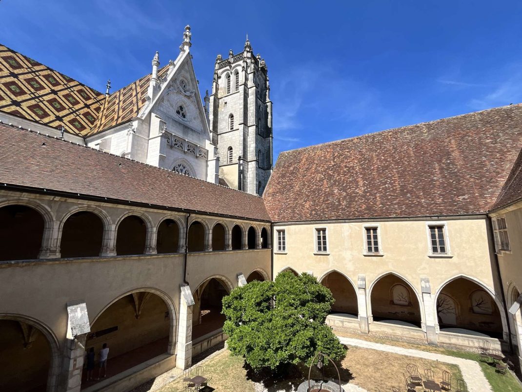 Un des trois cloîtres du monastère royal de Brou au style gothique flamboyant du XVIe siècle (Bourg-en-Bresse). ©Ph. Bourget