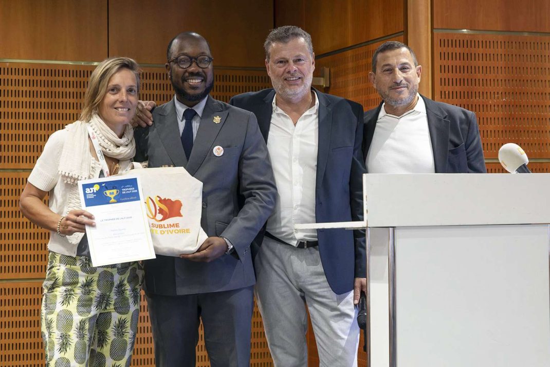 Trophée livre de voyage remis à Pauline Quierzy
