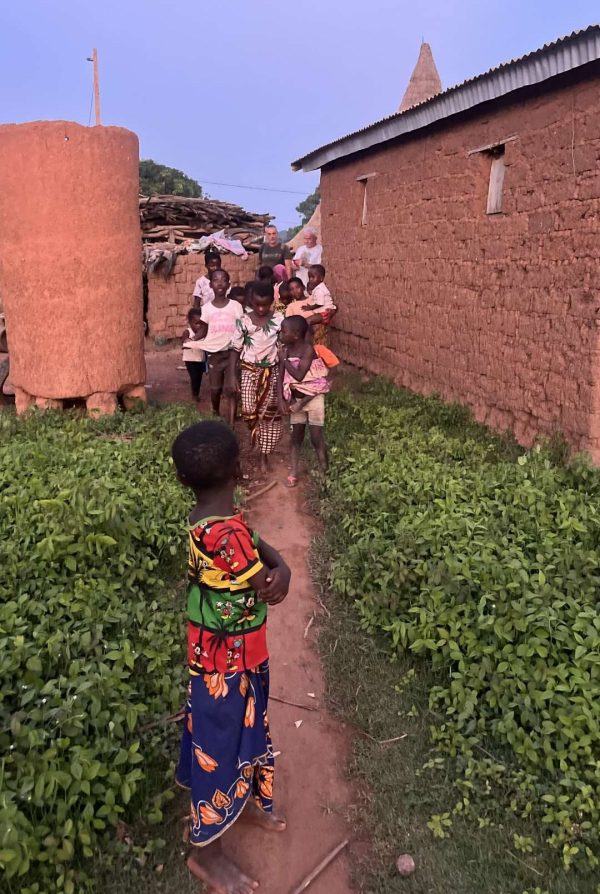 Enfants du village de Niofoin. A gauche, un grenier à grains. @Bérengère Lauprète